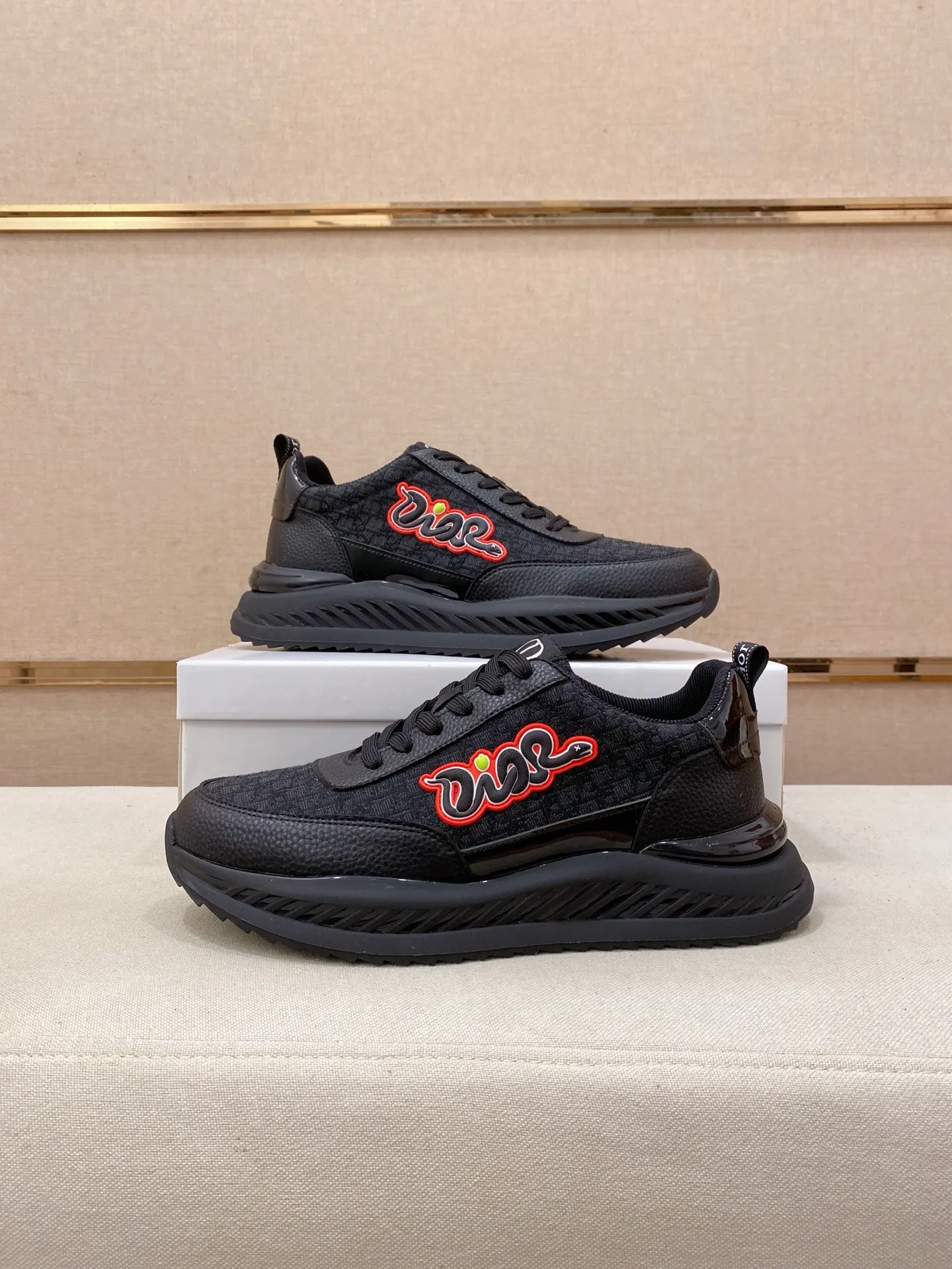 Factory price: 462💰 [Dior·Dior] New casual sports style men's shoes, new spring and summer design, perfect workmanship, lace-up style to create cabinet quality, upper: imported first-layer cowhide, sheepskin lining is soft and comfortable, ultra-light TPU wear-resistant outsole, simple, versatile fashion men's shoes, excellent color code number 38--44. Can be customized 45 non-returnable